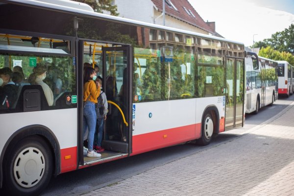 Hohes Risiko: Schüler drängen sich in einem voll besetzten Bus. Verkehrsunternehmen fordern deshalb von den Schulen gestaffelten Unterrichtsbeginn. - © Niklas Tüns