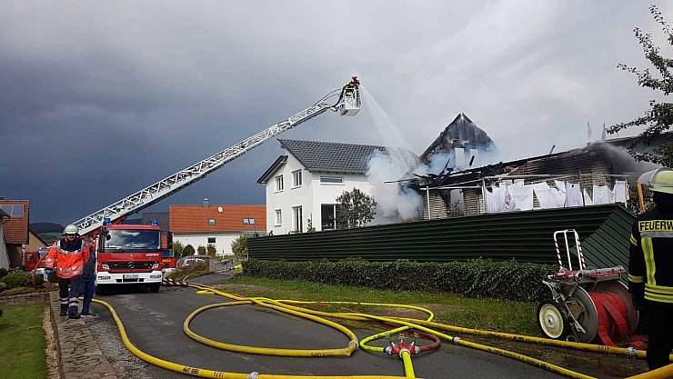 Das Wohnhaus ist komplett ausgebrannt. - © Marlen Grote