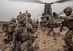 Ein britisches Schwadron eilt nach einem Einsatz in der afghanischen Region Helmand in den bereitstehenden Hubschrauber. Das dabei von Mark Nesbit geschossene Foto ist jetzt ausgezeichnet worden. - &copy; FOTO: MARK NESBIT/BRITISCHE STREITKR&Auml;FTE
