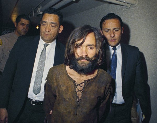 Eine Doku-Serie über Charles Manson enthält bisher unveröffentlichte Telefonate mit dem früheren Sektenführer. (Archivbild) - © -/AP/dpa
