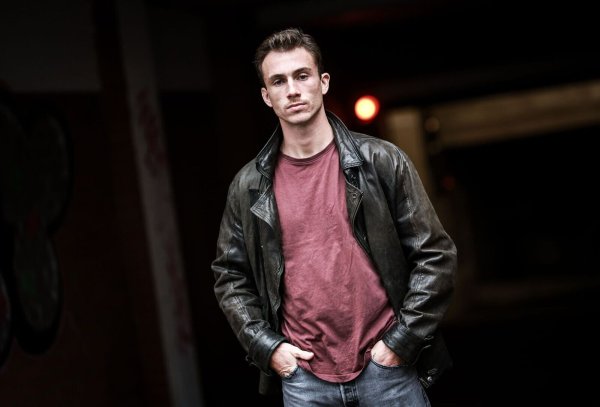 Schauspieler Justus Johanssen ist nach der Zusage für die Hauptrolle im Polizeifilm «Allein zwischen den Fronten» sofort ins Fitness-Studio gegangen. - © Christian Charisius/dpa