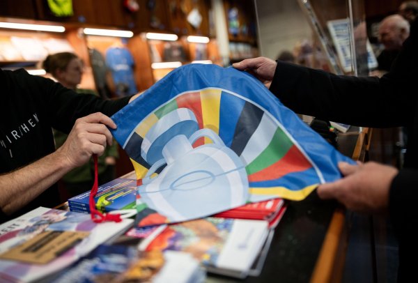 Ein zweites Leben für EM-Banner und Fahnen: In Gelsenkirchen werden gut vier Monate nach Ende der Fußball-EM jetzt Upcycling-Produkte im Euro-Look verkauft - für einen guten Zweck. - © Fabian Strauch/dpa