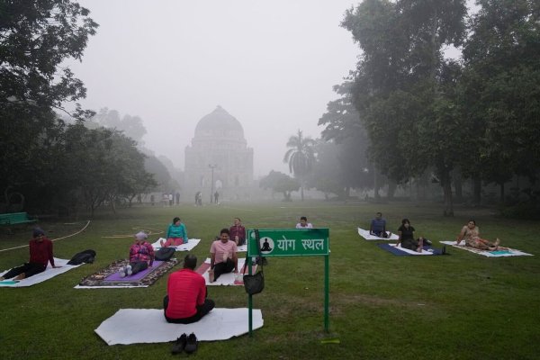 Menschen machen trotz extremer Luftverschmutzung Yoga in einem Park in Neu-Delhi. - © Manish Swarup/AP