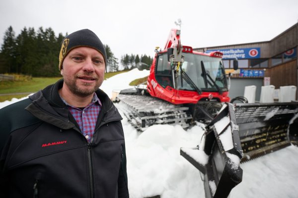 Florian Leber war der erste Skiliftbetreiber, der einen Allwetterschneeerzeuger anschaffte. Nun ermöglicht die Technologie einen Frühstart in die Saison. - © Bernd Thissen/dpa