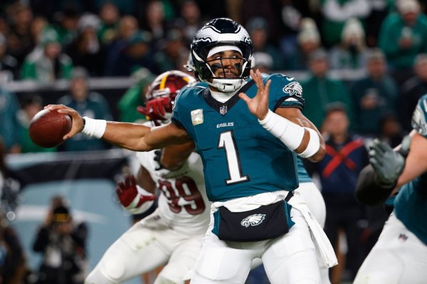 Quarterback Jalen Hurts gewinnt mit Philadelphia das Spitzenspiel gegen Washington. - © Laurence Kesterson/AP/dpa