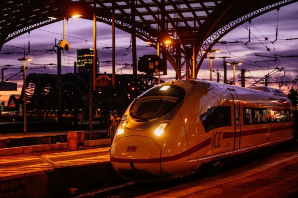 Waren im Oktober kaum pünktlicher unterwegs als zuletzt: die Fernzüge der Deutschen Bahn. (Archivbild) - © Oliver Berg/dpa