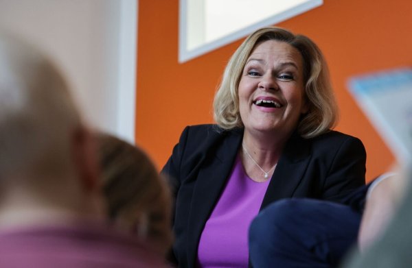 Bundesinnenministerin Nancy Faeser (SPD) liest Kindern am bundesweiten Vorlesetag in einer Berliner Kita vor. - © Hannes Albert/dpa