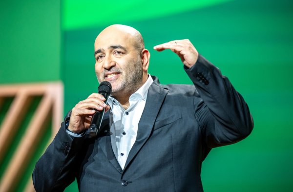 Mit einer emotionalen Rede verabschiedete sich Omid Nouripour als Grünen-Vorsitzender. - © Michael Kappeler/dpa
