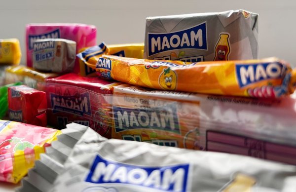 Maoam-Kaubonbons von Haribo liegen auf einem Fenstersims. Diese Süßigkeiten werden in Neuss (NRW) hergestellt. - © Wolf von Dewitz/dpa-Zentralbild/dpa