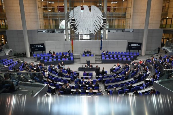 Der Bundestag streicht eine komplette Sitzungswoche, weil nach dem Ampel-Aus keine Haushaltsberatungen stattfinden. - © Anna Ross/dpa