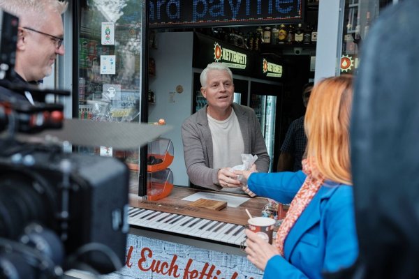 Für den Kölner Comedian Guido Cantz ist der Kiosk ein Ort des Austausches. - © Henk Aaron Szanto/ZDF/dpa