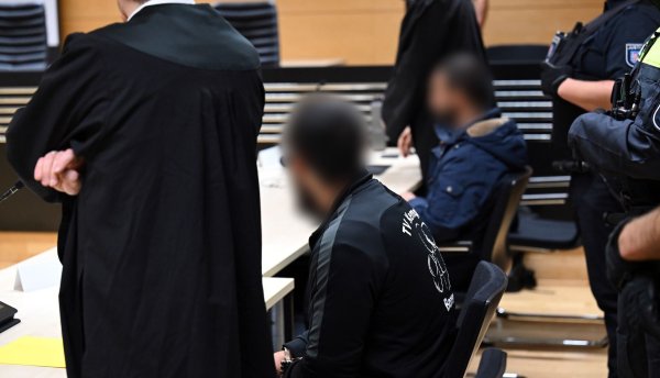 Die Angeklagten sollen sich laut Bundesanwaltschaft vergeblich um Waffen für ihre Anschlagpläne bemüht haben. - © Martin Schutt/dpa