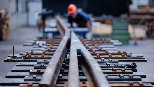 Trotz guter Geschäfte bei der Infrastruktur ging der Umsatz der Bahnindustrie im ersten Halbjahr zurück. (Archivbild) - © Rolf Vennenbernd/dpa