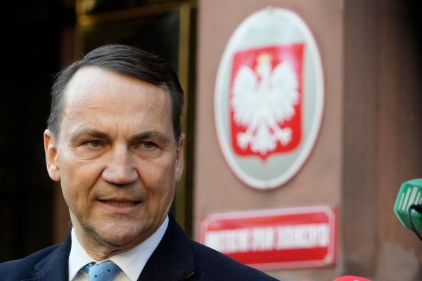 Polens Außenminister Radoslaw Sikorski möchte gerne bei der Präsidentschaftswahl im Mai antreten. Dafür muss er sich einer Vorwahl in seiner Partei stellen. (Archivbild) - © Czarek Sokolowski/AP/dpa