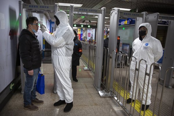 Temperaturkontrollen in Peking - © Foto: Mark Schiefelbein/AP/dpa
