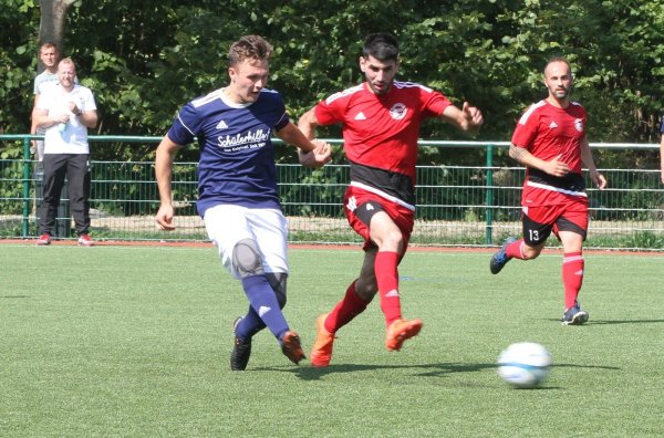 Heiligenkirchens Roman Reger setzt sich gegen Gökhan Türe vom Blomberger SV durch. Rechts: Andrea Maradea. Im Hintergrund schaut sich BHK-Trainer Jan Schaper die Szene. - © Sebastian Lucas