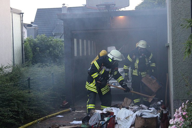 Bis in die Nacht war die Feuerwehr mit den Löscharbeiten beschäftigt. - © Feuerwehr Bad Salzuflen