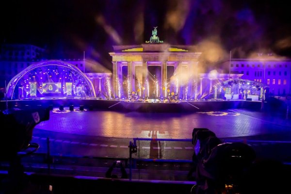 Am Brandenburger Tor in Berlin treten DJ BoBo und die Scorpions anlässlicher der Silvester-Show «Willkommen 2023» im ZDF auf. - © Christoph Soeder/dpa