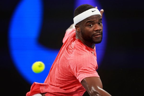 Der US-Amerikaner Frances Tiafoe in Aktion. - © Mark Evans/AAP/dpa
