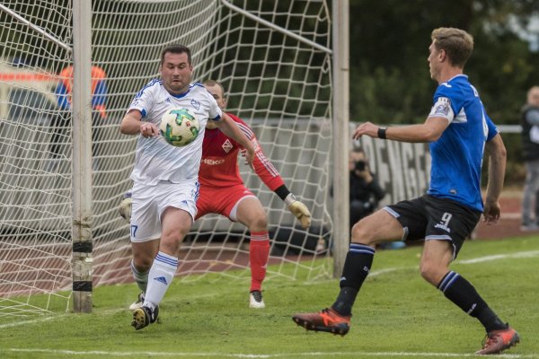 Gut verdaut: Das 0:11 gegen Armina liegt dem SC Bad Salzuflen nicht mehr schwer im Magen. Hier stehen sich Olcay Esen (links) und Keeper Philipp Smerat sowie DSC-Angreifer Fabian Klos gegenüber. - © Egon Penner