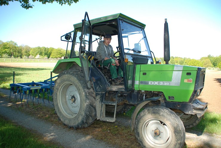 In seinem FÖJ begeistert sich Timo Schleheck besonders für die Maschinen aus der Landwirtschaft. - © Foto: LWL/Kalceskovic