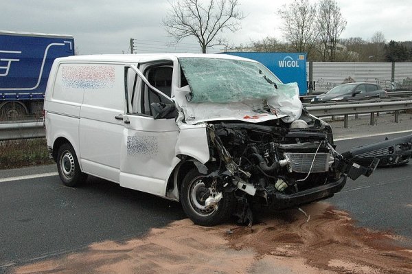 Ins Krankenhaus musste der Fahrer dieses VW-Bulli gebracht werden. - © FOTO: A. EICKHOFF