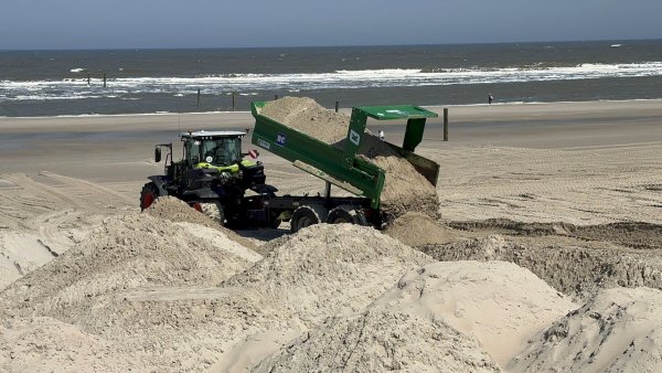 Die Badesaison kann kommen: Auf den Ostfriesischen Inseln werden nach der Sturmflutsaison Strände mit Sand aufgefüllt. - © Volker Bartels/dpa