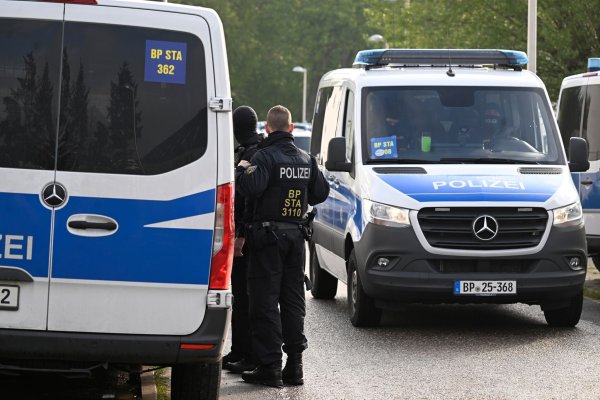 Polizisten durchsuchen Wohnungen und Häuser im Rahmen einer Razzia gegen Schleuserkriminalität. - © Roberto Pfeil/dpa