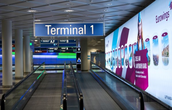 Fast menschenleer zeigt sich das Terminal 1 am Flughafen München, nachdem es zwischenzeitlich wegen einer Personenfahndung geräumt wurde. - © Sven Hoppe/dpa