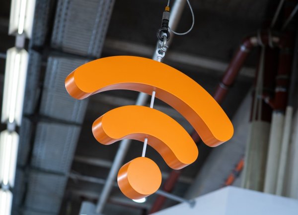 Wenn das WLAN nicht in alle Räume reicht, können Android-Nutzer ihr Smartphone als Signal-Verstärker einsetzen. - © Andrea Warnecke/dpa-tmn/dpa