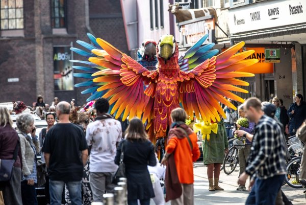 Zwei Papagei-Statuen stehen bei der Eröffnung des Figurentheaterfestivals Fidena auf der Straße. - © Dieter Menne/dpa