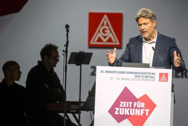 Robert Habeck spricht bei der Eröffnung des Ordentlichen Gewerkschaftstags der IG Metall. - © Helmut Fricke/dpa