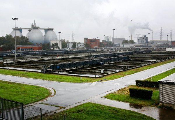 Blick auf die Kläranlage Bottrop. - © Roland Weihrauch/dpa