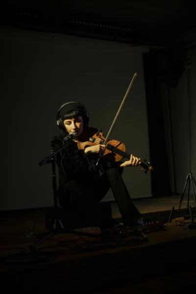 Fatmanur Sahin kommt mit ihrem Solo-Projekt "Just Fa" zum Festival. - © Bildrechte: Fatmanur Sahin