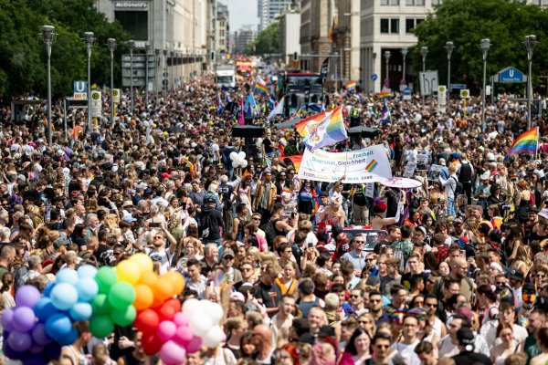 Bunt, schrill und ausgelassen - so präsentiert sich die Parade zum Christopher Street Day (CSD) in Berlin. - © Fabian Sommer/dpa