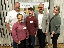 Sind sehr zufrieden mit der Resonanz: Mobilitätsmanager Henning Schwarze (von links), Kirsten Niklas und Dominik Kerl (Planungsbüro VIA), Bürgermeister Marcus Püster sowie Linda Waldeyer vom Zukunftsnetz Mobilität NRW. - © Gemeinde Schlangen