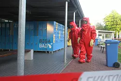 Kurz vor der Saisoneröffnung findet im "Bega Bad" eine Übung mit einem Chlorgas-Alarm statt. Entsprechend tragen einige Einsatzkräfte besondere Schutzanzüge. - © Daniel Hobein/Freiwillige Feuerwehr Bad Salzuflen