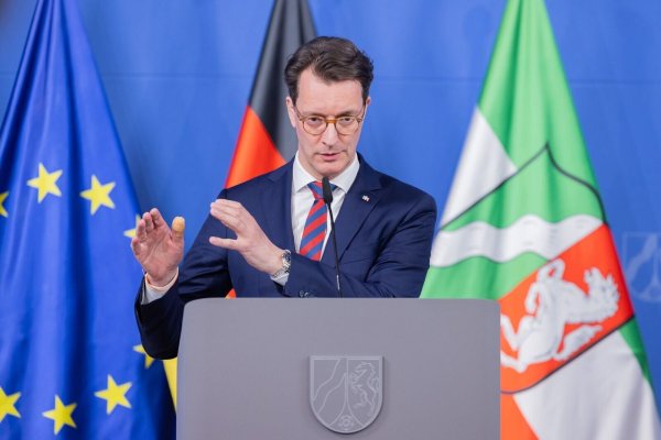 Ministerpräsident Hendrik Wüst erklärt, wie der Koalitionsvertrag von CDU, CSU und SPD Nordrhein-Westfalen weiterbringen kann. Der Koalitionsvertrag für den Bund hat nach Überzeugung von Ministerpräsident Hendrik Wüst in vielen Bereichen große Auswirkungen auf Nordrhein-Westfalen. - © Rolf Vennenbernd/dpa