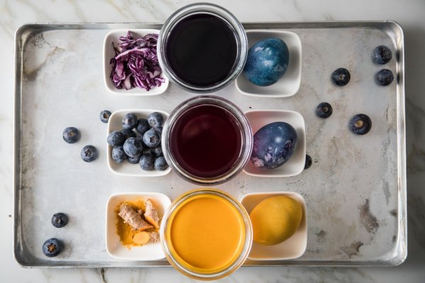 Ein Sud aus Kurkuma sorgt für ein helles Gelb, Rotkohl für ein mittleres Blau und Heidelbeeren für ein dunkles Blau. - © Christin Klose/dpa-tmn