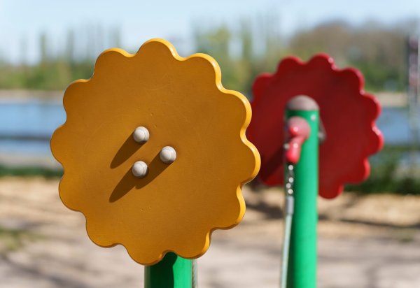 Straftaten an Spielplätzen haben in NRW abgenommen. (Illustration) - © Andreas Arnold/dpa