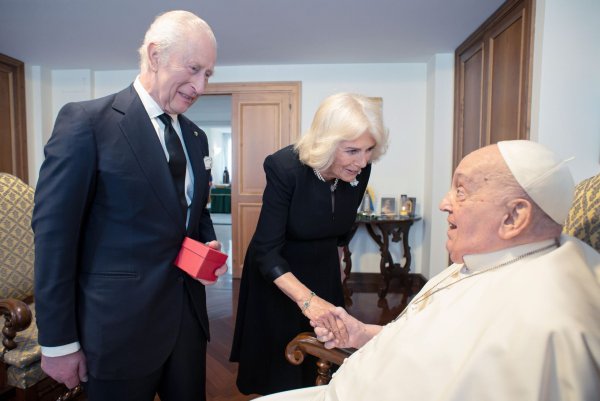 Der königliche Besuch im Vatikan war das erste offizielle Treffen des Papstes seit dessen Rückkehr. - © -/Vatican Media/dpa