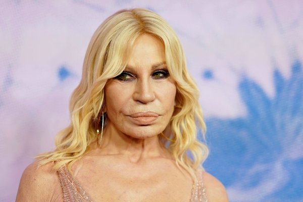 Prada kauft für 1,25 Milliarden Euro Versace, hier die langjährige Kreativchefin Donatella Versace. (Foto: Archiv) - © Jordan Strauss/Invision/AP/dpa