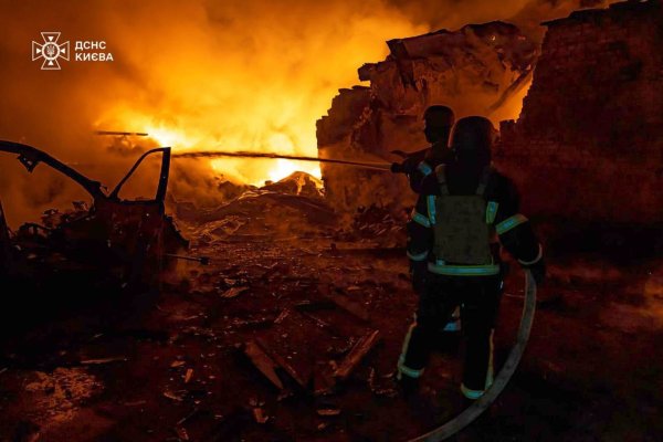 Die ukrainische Hauptstadt Kiew ist immer wieder Ziel russischer Drohnenangriffe. - © Uncredited/Ukrainian Emergency Service via AP/dpa