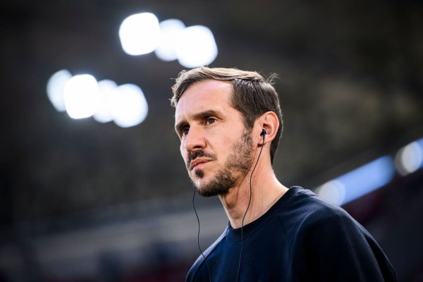 Julian Schuster wartet mit dem SC Freiburg seit fünf Spielen auf einen Sieg. - © Tom Weller/dpa