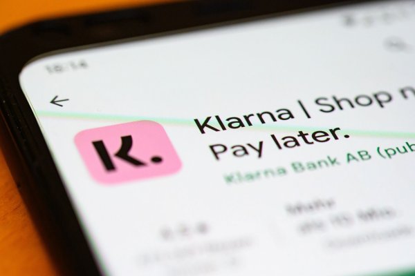 Die App des schwedischen Zahlungsanbieters Klarna. Die Finanzfachleute der Unternehmensberatung Strategy& erwarten, dass die großen digitalen Finanzdienstleister etablierte Banken weiter bedrängen werden. (Foto: Illustration) - © Jonas Walzberg/dpa