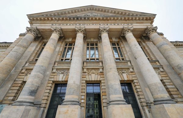 Altbundeskanzler Gerhard Schröder ist im Streit um ein eigenes Büro im Bundestag erneut vor Gericht gescheitert. - © Jan Woitas/dpa