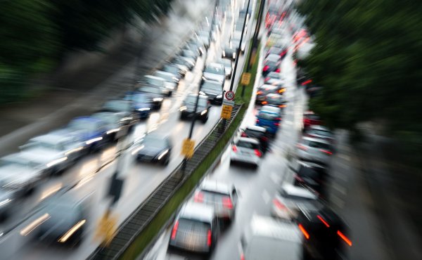 Stadtverkehr in München. In Großstädten gehören Staus zum Alltag, doch das tut der Beliebtheit des Autos laut einer Umfrage der HUK Coburg unter über 4200 Menschen keinen Abbruch. (Foto: Illustration) - © picture alliance / Matthias Balk/dpa