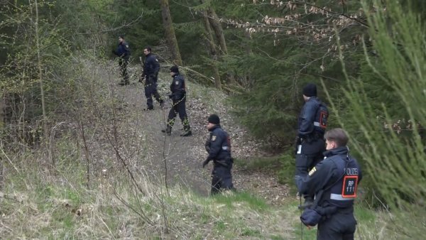 Die Polizei war auch in einem Waldgebiet unterwegs. - © Andreas Winkler/dpa /dpa