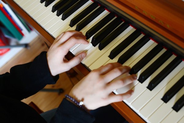 Die Zahl der Hobbymusikerinnen und -musiker in Deutschland hat zugenommen. Das hat eine Studie ergeben. Klavier spielen ist dabei besonders beliebt. - © Jens Kalaene/ZB/dpa