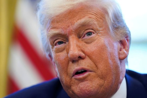 US-Präsident Trump erhöht im Zollstreit den Druck gegen China - und lenkt gegenüber anderen Ländern ein. - © Uncredited/Pool/AP/dpa